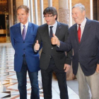 El 'president' Carles Puigdemont recibe a los congresistas de EEUU Dana Rohrabacher y Brian Higgins, en el Palau de la Generalitat.