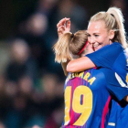 Bárbara Latorre y Lieke Martens celebran uno de los goles azulgranas.