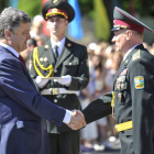 Poroshenko estrecha la mano de un militar, ayer.