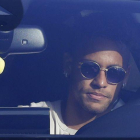 Neymar conduce su coche, este miércoles en Sant Joan Despí.