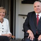 Imagen de archivo de 2009 que muestra a Merkel junto al excanciller Helmut Kohl. DANIEL BISKUP