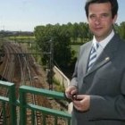Luis Herrero, en el puente de la avenida Párroco Pablo Díez