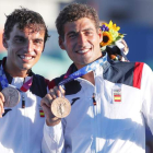 Jordi Xammar (izquierda) y Nicolás Rodríguez (derecha) celebran en el podio olímpico con el bronce logrado en la final de la modalidad de 470 en vela. OLIVIER HOSLET