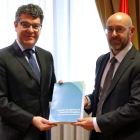 Álvaro Nadal y Jorge Sanz, durante la entrega del documento final del comité de expertos.