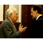 Jose M.Garcia-Margallo (izquierda) habla ayer en el Congreso de los Diputados con Mariano Rajoy.