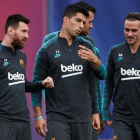 Messi, Luis Suárez y Griezmann conversan en una sesión preparatoria. ALEJANDRO GARCÍA