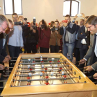 El alcalde de León y el presidente de la Diputación rivales ayer en una animada partida de futbolín. RAMIRO