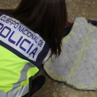 Detenida una mujer en Málaga tras volar desde Brasil con cuatro anoraks impregnados con cocaína.