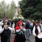 Un momento de la procesión de la patrona acompañada por músicos y fieles. MARCIANO PÉREZ