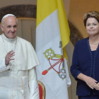 Dilma Roussef, presidenta brasileña, da la bienvenida al Papa, a su llegada al Palacio Ganabara de Río de Janeiro.