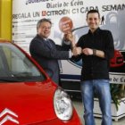 El director comercial del Diario de León, José Antonio Domínguez, entrega el coche a José Manuel Pér