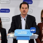 El eurodiputado del PP, Carlos Iturgáiz, junto a la candidata del PP en Bizkaia, Nerea Llanos, y expresidenta del partido en el País Basco, Arantxa Quiroga.