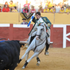 Joao Moura se dispone a poner una banderilla, ayer en Valencia de Don Juan.