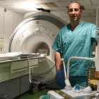 José Manuel Ajenjo maneja la resonancia magnética de la Facultad de Veterinaria