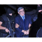 El líder de Amanecer Dorado, Nikolaos Mijaloliakos, llega a los juzgados escoltado por la policía, el miércoles en Atenas.