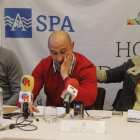 Sagrario González, junto a Paulino, consuela a un emocionado Javi Díez que en su despedida no pudo reprimir las lágrimas.