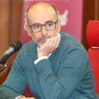 El especialista en fertilidad, Alfredo Guillén, este jueves en la reunión en el Hospital de León. RAMIRO