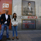 Sadat Maraña y Gemma Villarroel, ante la sede pintada de Ciudadanos.