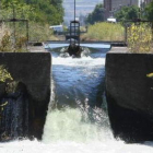 Imagen de uno de los azudes del Canal Bajo del Bierzo a su paso por Cuatrovientos.