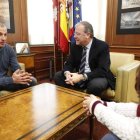 Ramón Gutiérrez conversó en el Ayuntamiento con Antonio Silván y Marta Mejías. RAMIRO