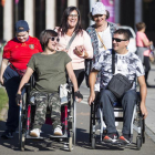 Personas con discapacidad física del CRE de San Andrés con la asistente personal contratada por Cocemfe para el programa piloto Savi.
