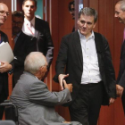 El ministro de Finanzas griego, Euclides Tsakalotos (derecha) estrecha la mano de su homólogo alemán, Wolfgang Schäuble, este viernes, en Bruselas.