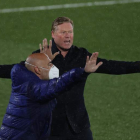 Koeman, enfadado tras la acción sobre Braithwaite. JUANJO MARTÍN
