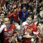 Ciço (i) y Kike celebran su victoria en la Copa de España de fútbol sala tras vencer en la final.