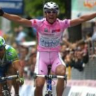 Petacchi levanta los brazos como vencedor, algo que ya ha hecho tres veces