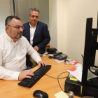Eduardo Morán y Manuel 	C. Cachafeiro, ayer, en la delegación de DIARIO DE LEÓN en Ponferrada, contestando las preguntas de los internautas. 	L. DE LA MATA
