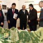 De Lorenzo, Rafael Catalá, Antonio Gutiérrez y Miguel del Pozo, junto a la maqueta de la variante.