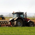 Fotografía de archivo de dos tractores preparando la tierra en la vega del Órbigo.