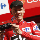 Chris Froome levanta su trofeo de líder en Andorra. JAVIER LIZÁN