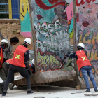Trabajadores indonesios colocan cuatro partes del muro de Berlín. BAGUS INDAHONO