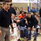 Manolo Cadenas, con Isidoro al fondo, en el partido entre el Ademar y el Granollers.