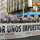 Un momento de la manifestación de un millar de salmantinos ayer ante la sede del PP en Madrid