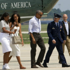 Barack Obama y su familial se dirigen al Air Force One para trasladarse a Martha's Vineyard a pasar las vacaciones.