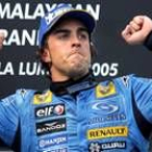 Fernando Alonso celebra su triunfo en el podio de Malasia, donde se situó como líder del mundial