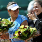 Anabel Medina Garrigues y Virginia Ruano Pascual, en el podio del Roland Garros.