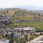Vista de la villa de Burbia, donde se celebrará el acto cultural vinculado a los viñedos.