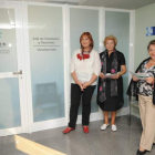 Nieves Gutiérrez, presidenta de la asociación, Charo Sanzo y Ana María García.