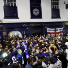 Seguidores del Leicester City celebran tras el juego de la Premier League entre Chelsea FC y Tottenham Hotspur en Leicester (R.Unido).