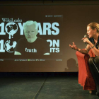 Assange conversa con la periodista británica Harrison durante una videoconferencia. M. GAMBARINI