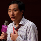 El científico chino He Jiankui defiende su trabajo en una mesa redonda celebrada en el ámbito de la II cumbre internacional sobre Edición del Genoma Humano en la Universidad de Hong Kong.