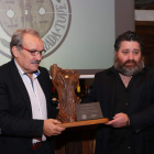 José Luis Prada entrega la castaña de oro a Raúl Pérez en un acto desarrollado en Canedo