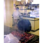 Un técnico analiza muestras de carne en las instalaciones del matadero