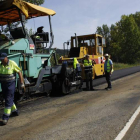 La zona de asfaltado en la carretera CL-626 llega ya al cruce con Cerezal de la Guzpeña. CAMPOS