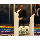 Imagen de dos velas en recuerdo a los homosexuales muertos a causa de la intolerancia. FERNANDO BIZERRA