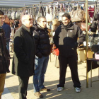 El alcalde de San Andrés recorrió ayer el mercadillo de Trobajo junto a otros concejales.