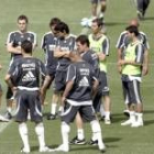 Capello da instrucciones a sus jugadores durante uno de los últimos entrenamientos de esta semana